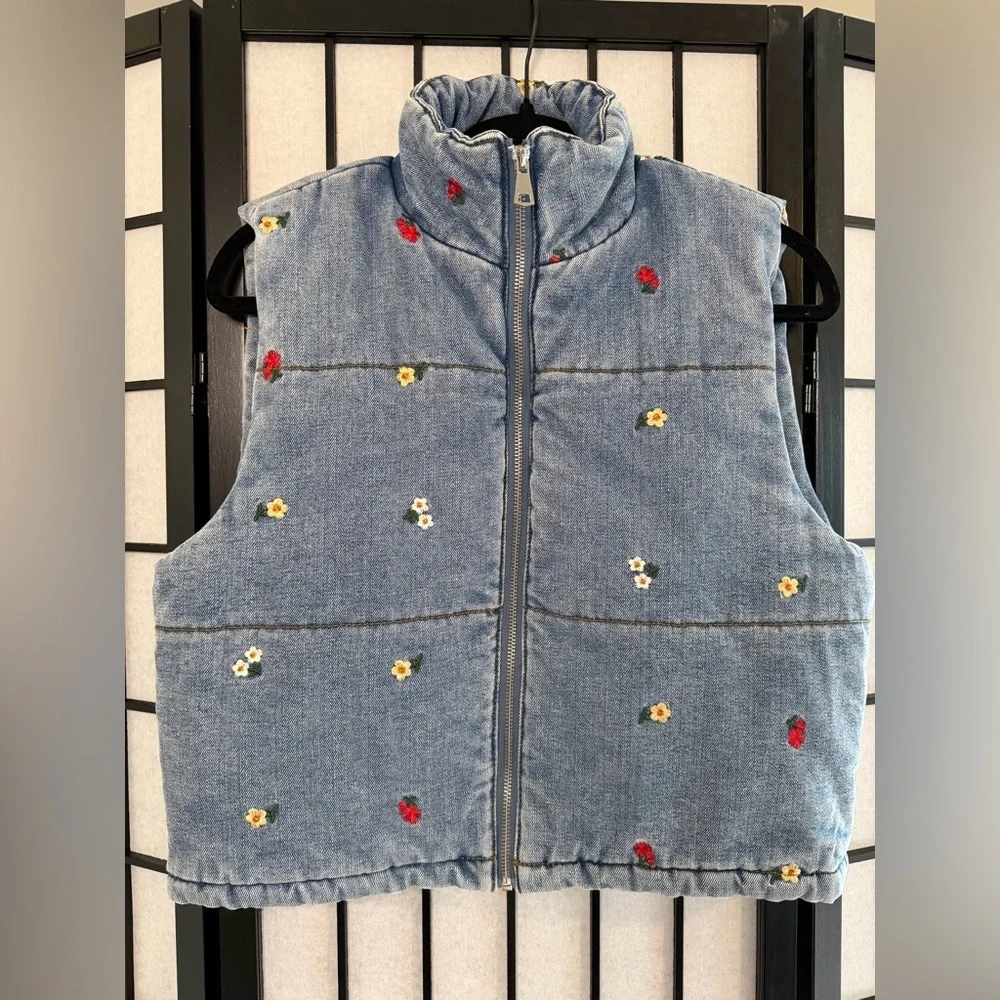 Fashion Nova Chaleco Kylie Blue Denim Vest Embroidery Medium NWT - Picture 3 of 5